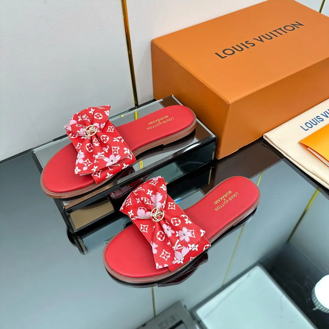 👟👟Ex-factory price 280👟👟 (available all year round) ❥V’s latest popular special material lock it series lock mop, super heavy industry launches! The golden lock on the toe is engraved with the LV letters logo 🔸Number of sizes 34-42) Welcome new and old customers to place orders in the picture above.